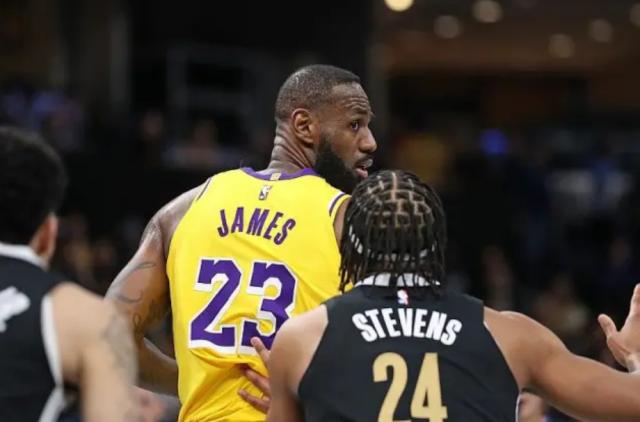 勇士体系独一无二不因库里？詹姆斯告诉你谁是关键