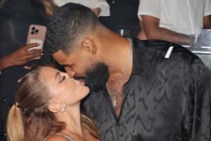 皮蓬前妻欢庆51岁生日小20岁男友相伴+激情拥吻！