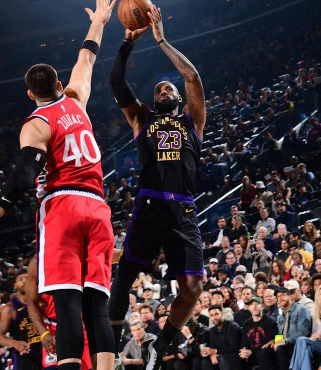 米乐app-东契奇浪投祖巴茨统治内线，快船击败湖人，雷霆状元签没了