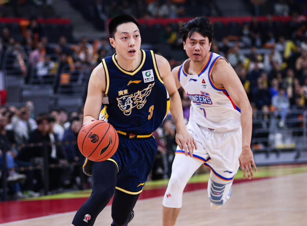 米乐游戏-末节11分！胡明轩只打关键球，率领广东捍卫主场