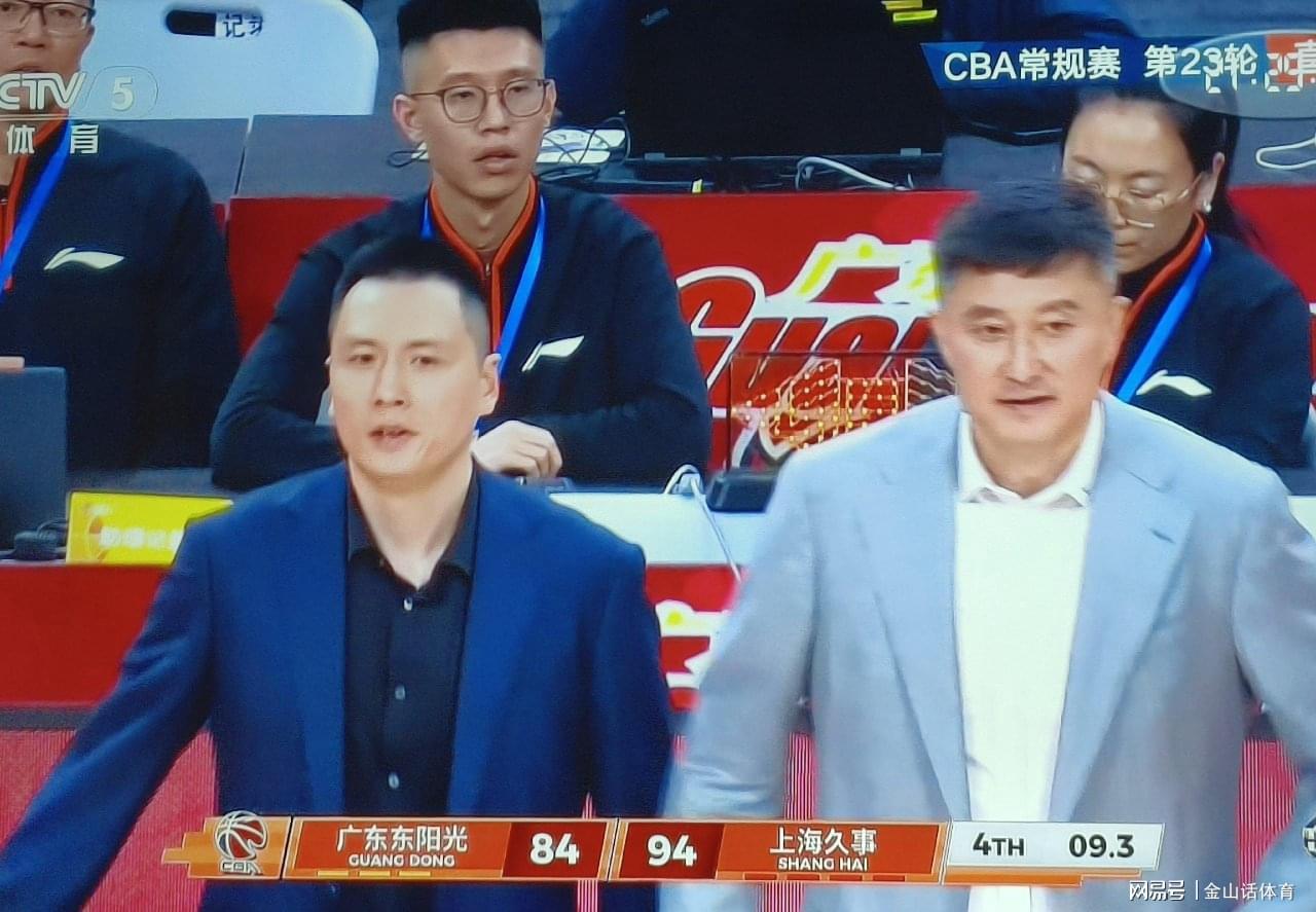 米乐app下载-牛逼！28分15篮板+2抢断3盖帽，36岁老将，一人锤爆广东3大內线