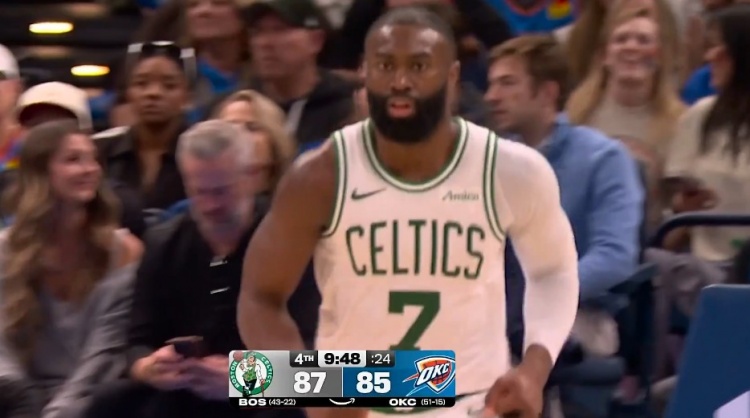 米乐app下载-攻防建功！杰伦·布朗扑防大帽切特 顺势反击一条龙暴扣