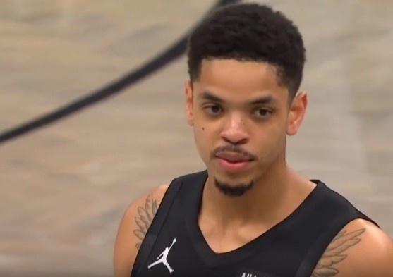 米乐app-科比·怀特虚晃上篮被米诺特结结实实打到脸上 后者被吹一级恶意